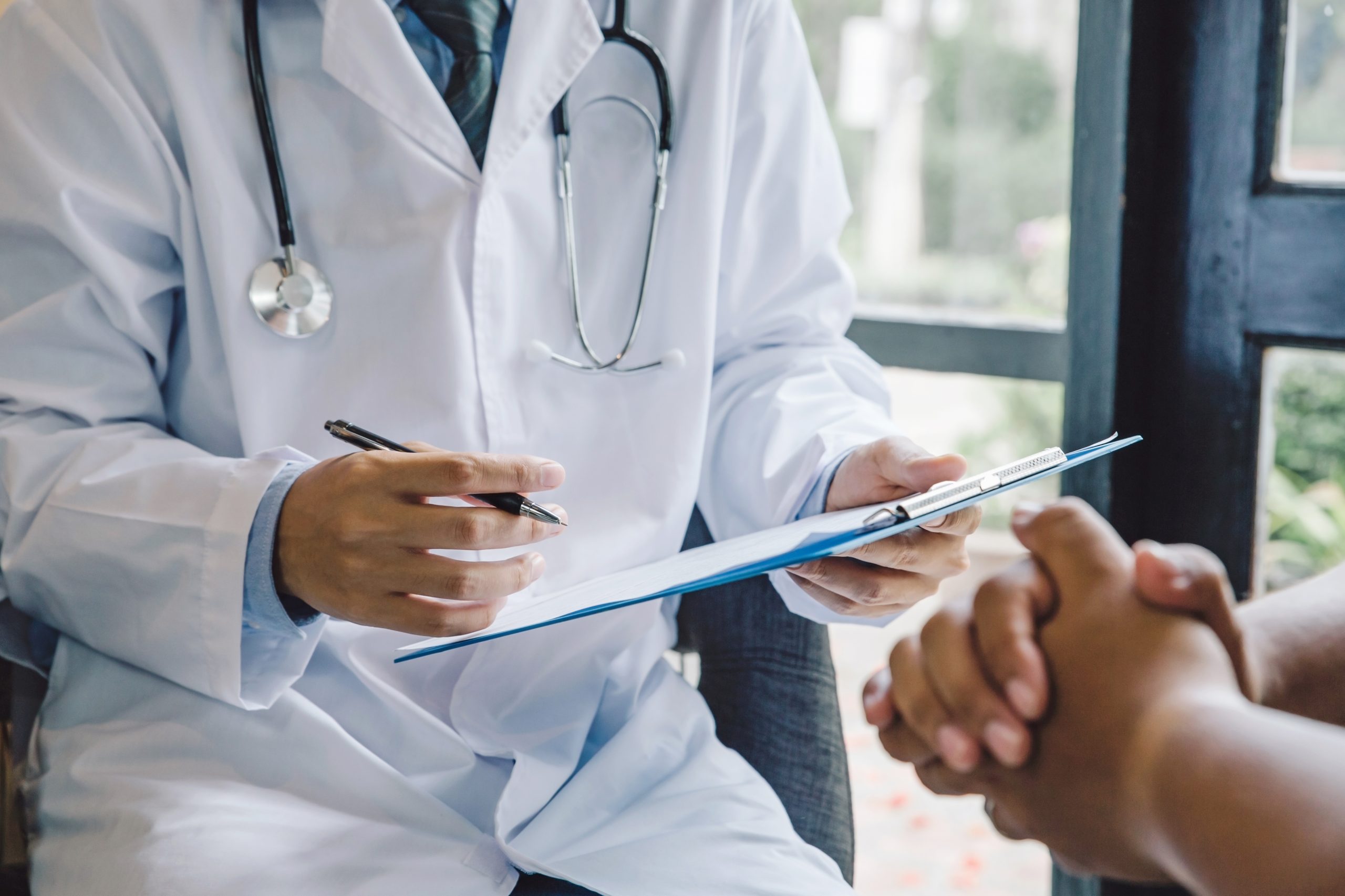 ATENCIÓN DE MÉDICOS Y ESPECIALISTAS
